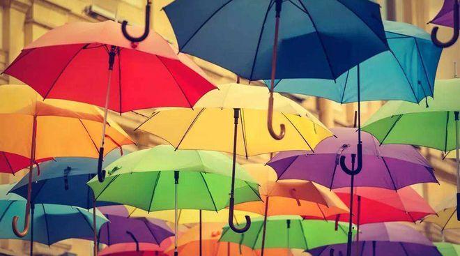很多便利店的店长看到即将下雨的天气预报,会追加对雨伞的订货.