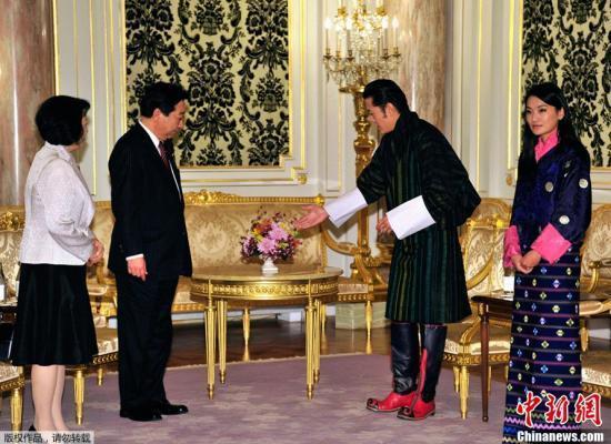 11月15日,不丹国王旺楚克携10月新婚的王后佩玛抵日进行访问.