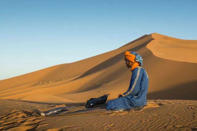 去沙漠骑骆驼,通常会先开车到沙漠边缘,然后再骑着骆驼进沙漠.