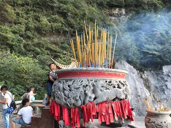 张家界天门山的香炉高约2米,不时有游客上香跪拜.